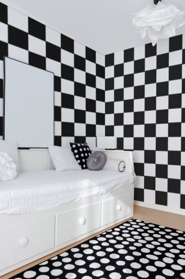 Dinding dengan pola kotak-kotak hitam dan putih